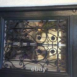 Porte ancienne en chene peinte en vert grille metal decorative fenetre ouvrant
