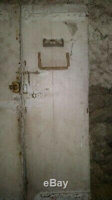 Porte d'entrée double très ancienne portes a restaurer ferrure coeur