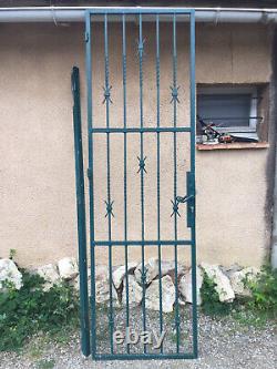 Porte de sécurité et ses grilles en fer forgé