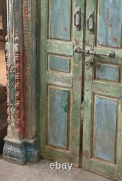 Porte indienne ancienne en vieux teck, pièce, ferrures et patine d'origine