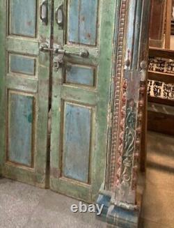 Porte indienne ancienne en vieux teck, pièce, ferrures et patine d'origine
