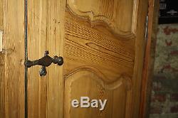 Portes d'armoire / encoignure en pichepin XVIIIeme avec son bâti