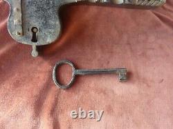 Rare cadenas à moraillon, L 40cm, P 3kg, fonctionne avec sa clef, 19ème
