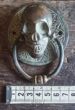 Rare et drôle vieux bronze craignant crâne petit clapet de porte
