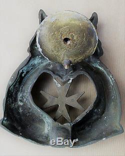 Rare heurtoir en bronze à décor de l'emblême de l'ordre de Malte