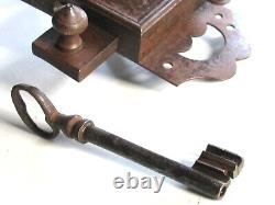 Rare serrure solide et décorative ancienne à clef et piston porte serrurerie