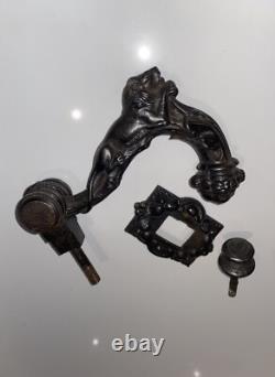 SOMPTUEUX ANCIEN HEURTOIR DE CHTEAU 18/19eme Lion Couché Fonte Acier