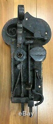 Serrure ancienne en fer forgé à platine (XVIIIème siècle) sans clé