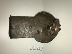 Serrure ancienne en fer forgé gravée avec sa clé d'origine