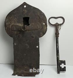 Serrure de coffre baroque avec clé en fer forgé à la main