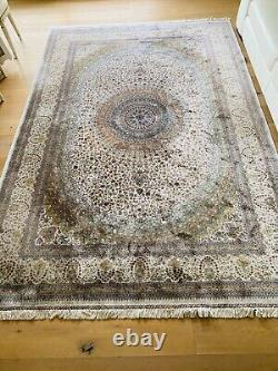 Tapis origine Asie en soie fait main décor géométrique. XX siècle