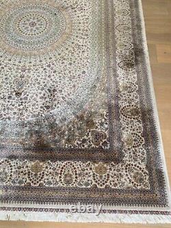 Tapis origine Asie en soie fait main décor géométrique. XX siècle