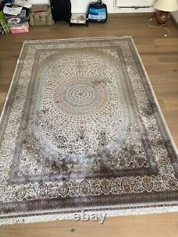 Tapis origine Asie en soie fait main décor géométrique. XX siècle
