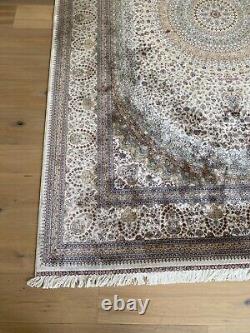 Tapis origine Asie en soie fait main décor géométrique. XX siècle