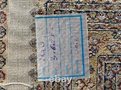 Tapis origine Asie en soie fait main décor géométrique. XX siècle