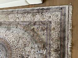 Tapis origine Asie en soie fait main décor géométrique. XX siècle