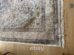 Tapis origine Asie en soie fait main décor géométrique. XX siècle