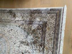 Tapis origine Asie en soie fait main décor géométrique. XX siècle