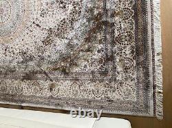 Tapis origine Asie en soie fait main décor géométrique. XX siècle