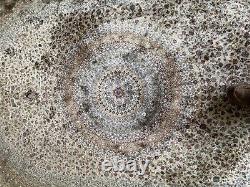 Tapis origine Asie en soie fait main décor géométrique. XX siècle