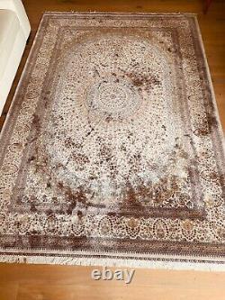 Tapis origine Asie en soie fait main décor géométrique. XX siècle