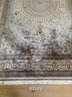 Tapis origine Asie en soie fait main décor géométrique. XX siècle