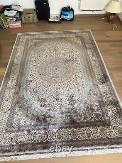 Tapis origine Asie en soie fait main décor géométrique. XX siècle