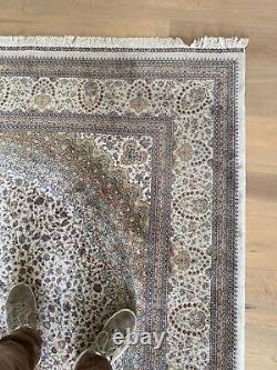 Tapis origine Asie en soie fait main décor géométrique. XX siècle