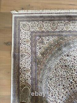 Tapis origine Asie en soie fait main décor géométrique. XX siècle