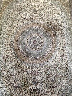 Tapis origine Asie en soie fait main décor géométrique. XX siècle