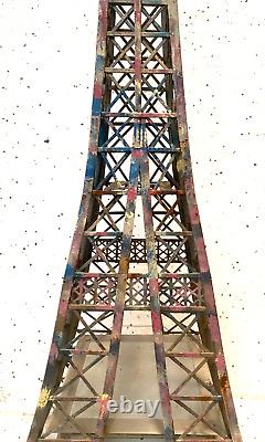 Tour Eiffel taille humaine minimaliste en en fonte de fer plat. XX siècle