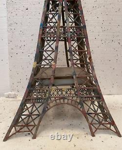 Tour Eiffel taille humaine minimaliste en en fonte de fer plat. XX siècle
